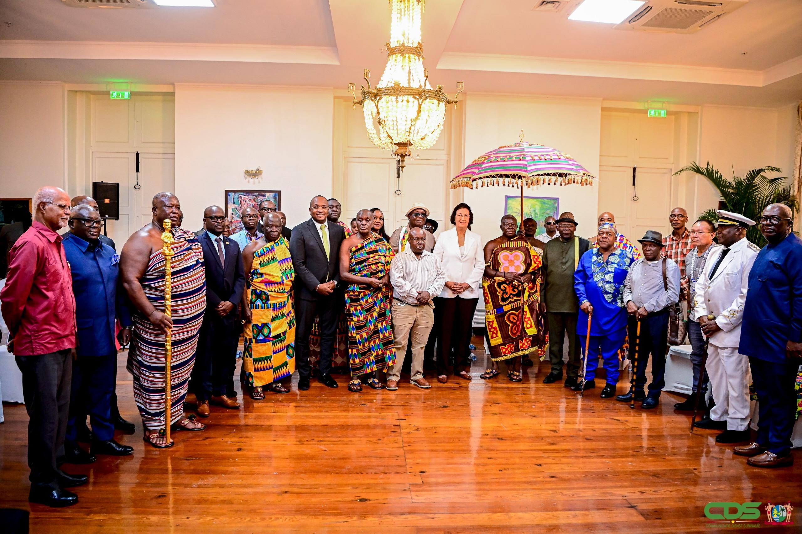 Vandaag herdenken we het einde van de Eerste Wereldoorlog. Laten we  stilstaan bij alle slachtoffers van oorlog, het belang van vrede en de  kracht van samenwerking. 🥀, image size:2560x1703