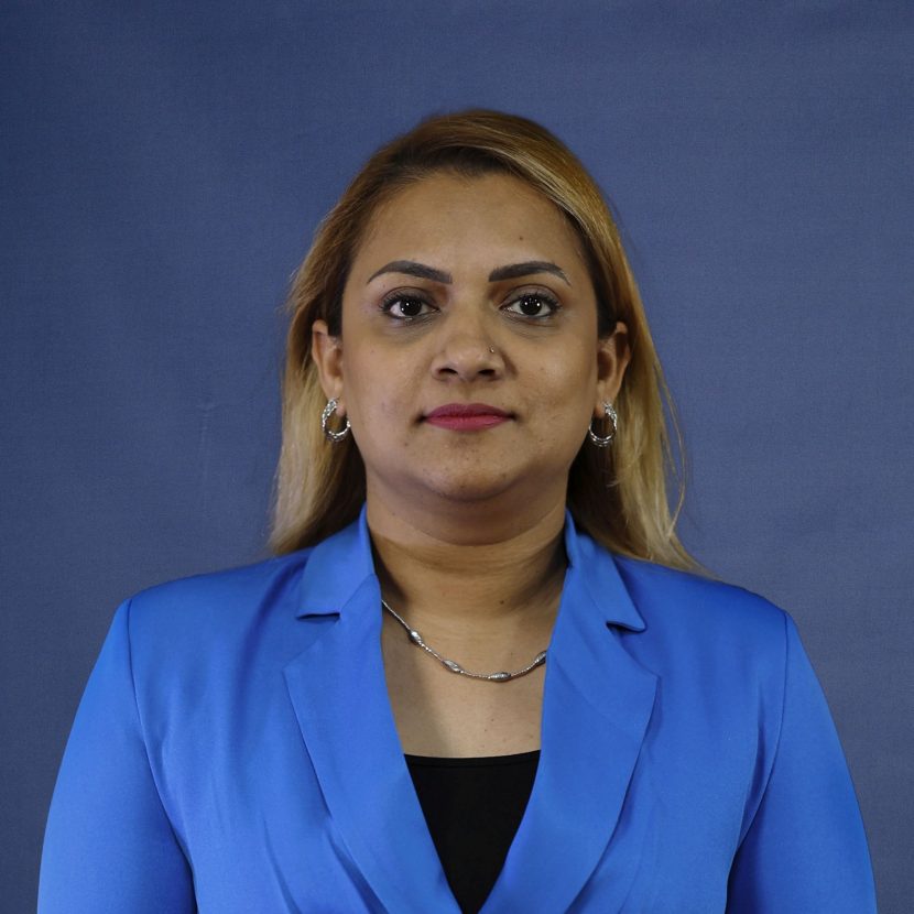 17 EZ Directeur Economische Zaken Suraksha Hirasingh BSc MPA 17 EZ Directeur Economische Zaken Suraksha Hirasingh BSc MPA